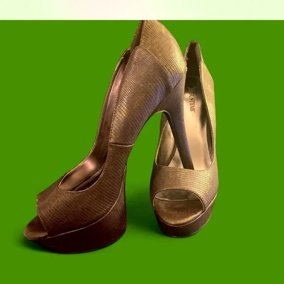 Faux Snake Skin heels - Picture 1 of 3